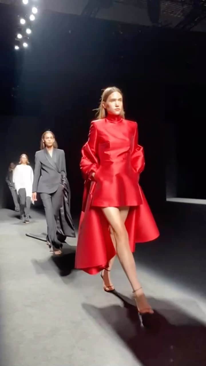 Vogue Españaのインスタグラム：「Así ha sido la primera colección femenina de @mansconceptmenswear, presentada hoy en #mbfwmadrid. Una propuesta dominada por colores vibrantes, tejidos variados y una sastrería inmaculada ✨」