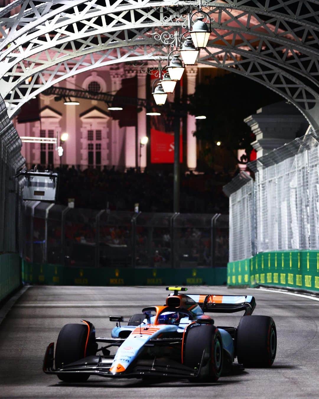 F1さんのインスタグラム写真 - (F1Instagram)「Williams’ special livery under the lights in Singapore 😮‍💨✨  #F1 #Formula1 #SingaporeGP @williamsracing @alex_albon @logansargeant」9月16日 0時06分 - f1