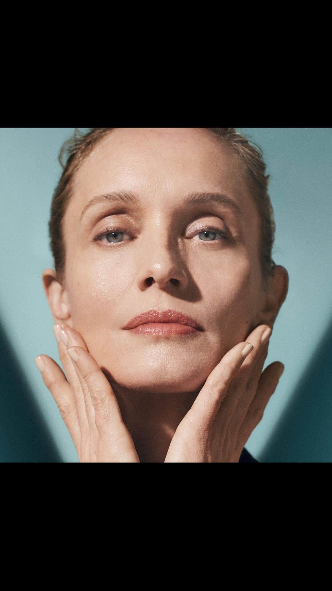 ドゥラメールのインスタグラム：「Pump. Sweep. Sculpt. @gracemchoi applies The NEW Lifting Firming Serum using our custom filter to unlock this targeted serum’s multi- dimensional benefits. The future looks firm. Open the filter and follow the prompts to apply like an expert. Check out our profile to learn more. #LaMer #LaMerSkincare #LaMerLiftingFirmingSerum」