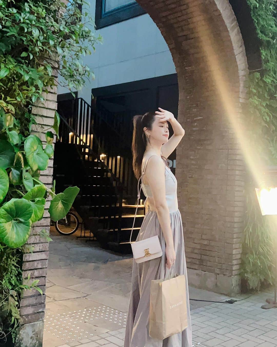 飛鳥凛のインスタグラム：「もうそろそろ夏が終わる日の　#私服 ☀️ 久しぶりの何もない外出だったのでオールアップにしてお化粧🥺  最近お気に入りの #josemoon のワンピースに #eimyistoire のモフモフパンプスと #burberry のバック✨ ベージュとピンクでまとめてみました💕  天気が不安定だったり朝晩が少し涼しくなりはじめたり…もう一気に秋がくるんだろうな。 衣替えの準備しなきゃ着るものがなくなってしまう笑  #ootd #バーバリー #大人女子 #きれいめコーデ #オールバックポニーテール #夏コーデ」