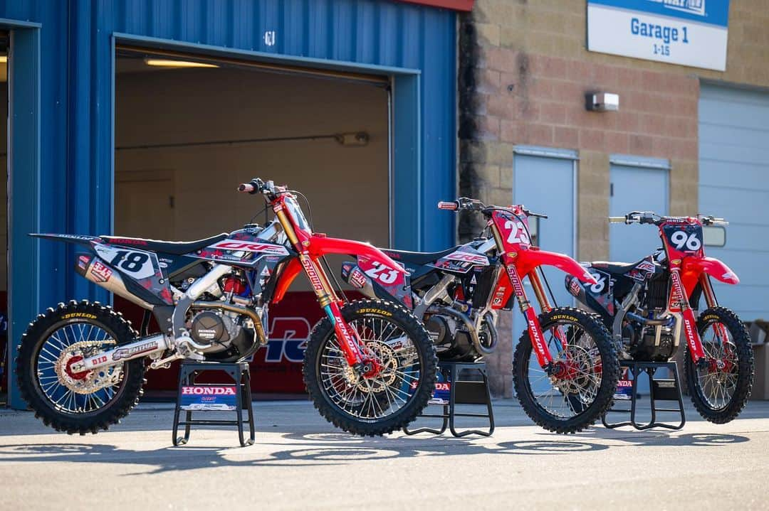 Honda Powersports USさんのインスタグラム写真 - (Honda Powersports USInstagram)「Team Honda HRC’s CRF450RWE and CRF250R race bikes are wearing special graphics featuring a @truetimbercamo pattern this weekend at @supermotocross in Joliet, IL. 👌  It’s a modified version of TrueTimber’s Viper Urban Camo— with added Honda red, of course—customized for @jettson18, @chasesexton, and @hunterlawrence in coordination with the team’s graphics partner, @throttlejockey.   #RideRed @hondaracingcorporation」9月16日 0時07分 - honda_powersports_us