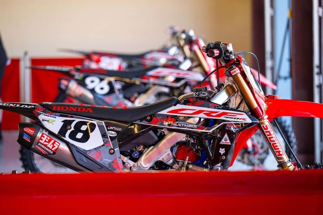 Honda Powersports USさんのインスタグラム写真 - (Honda Powersports USInstagram)「Team Honda HRC’s CRF450RWE and CRF250R race bikes are wearing special graphics featuring a @truetimbercamo pattern this weekend at @supermotocross in Joliet, IL. 👌  It’s a modified version of TrueTimber’s Viper Urban Camo— with added Honda red, of course—customized for @jettson18, @chasesexton, and @hunterlawrence in coordination with the team’s graphics partner, @throttlejockey.   #RideRed @hondaracingcorporation」9月16日 0時07分 - honda_powersports_us