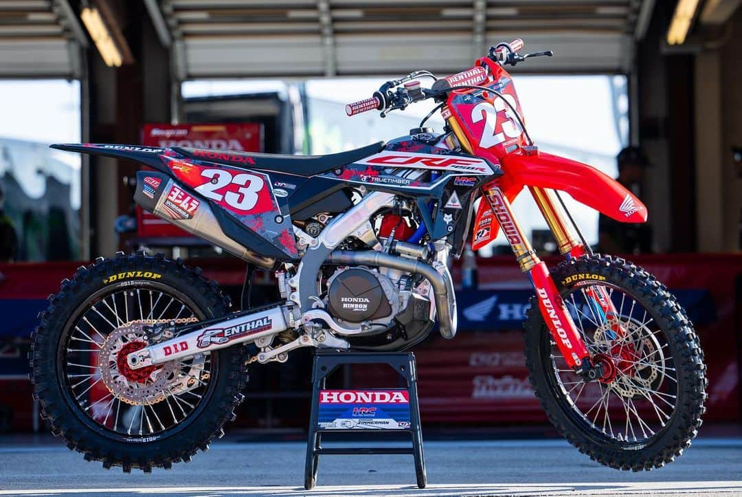 Honda Powersports USさんのインスタグラム写真 - (Honda Powersports USInstagram)「Team Honda HRC’s CRF450RWE and CRF250R race bikes are wearing special graphics featuring a @truetimbercamo pattern this weekend at @supermotocross in Joliet, IL. 👌  It’s a modified version of TrueTimber’s Viper Urban Camo— with added Honda red, of course—customized for @jettson18, @chasesexton, and @hunterlawrence in coordination with the team’s graphics partner, @throttlejockey.   #RideRed @hondaracingcorporation」9月16日 0時07分 - honda_powersports_us