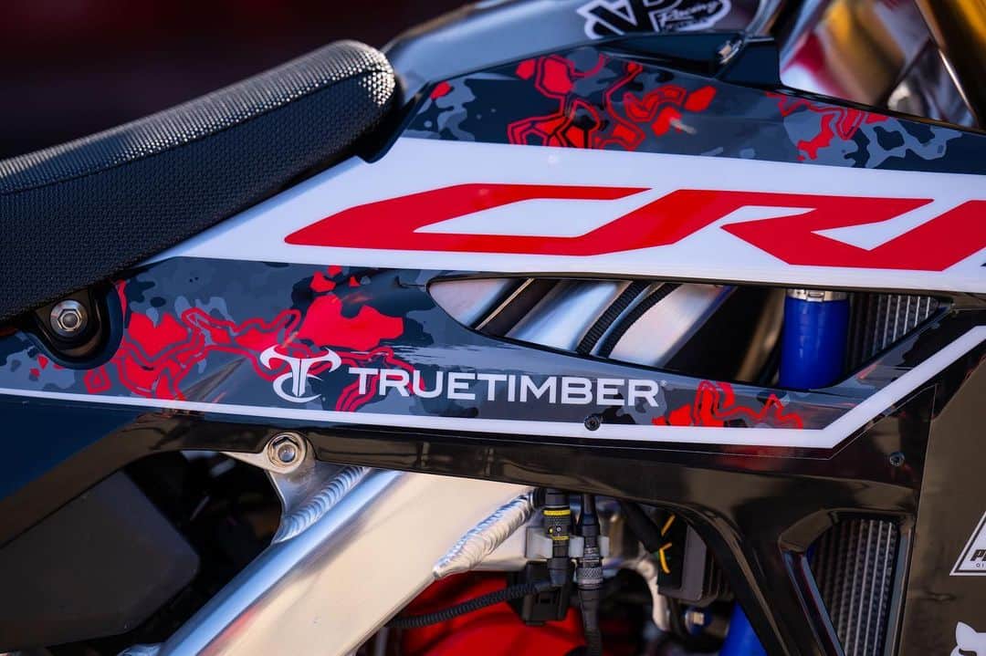 Honda Powersports USさんのインスタグラム写真 - (Honda Powersports USInstagram)「Team Honda HRC’s CRF450RWE and CRF250R race bikes are wearing special graphics featuring a @truetimbercamo pattern this weekend at @supermotocross in Joliet, IL. 👌  It’s a modified version of TrueTimber’s Viper Urban Camo— with added Honda red, of course—customized for @jettson18, @chasesexton, and @hunterlawrence in coordination with the team’s graphics partner, @throttlejockey.   #RideRed @hondaracingcorporation」9月16日 0時07分 - honda_powersports_us