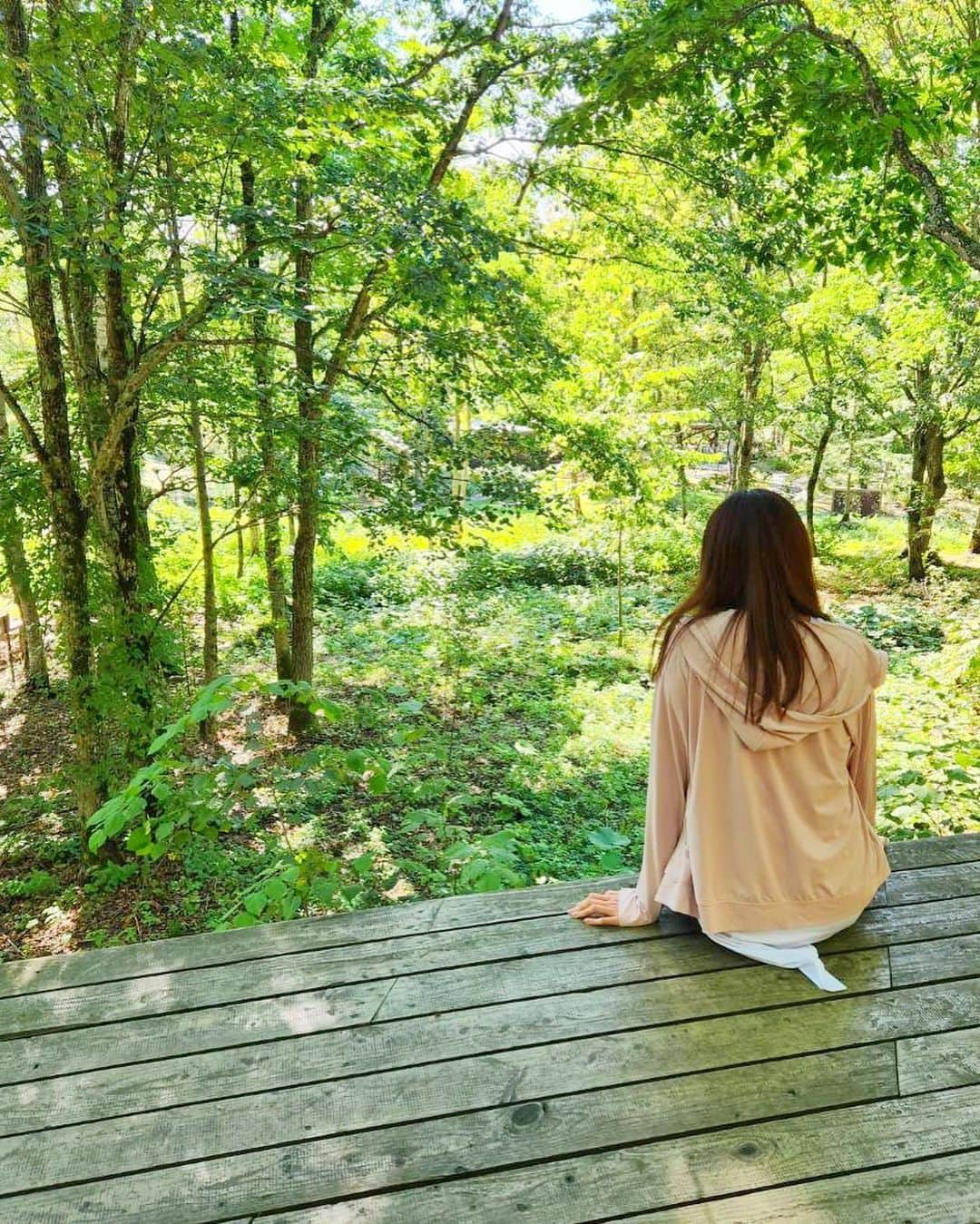 足立玲菜さんのインスタグラム写真 - (足立玲菜Instagram)「北海道の上川町にいってきました✨ 森のガーデン @daisetsu_mori_no_garden めちゃくちゃいい場所でした☺️  景色も施設も綺麗で雰囲気が良い☺️ カフェの甘酒ジェラート美味しかった🍨  ここでゆっくり昼寝でもしたかったけど時間がなかったので、今回はショートカットコースで一通り案内していただきました。 次は一日のんびりしたい😊　  . . . #上川町 #上川大雪酒造 #北海道 #上川町大自然 #上川町観光 #上川町の景色」9月16日 0時08分 - reina_adachi