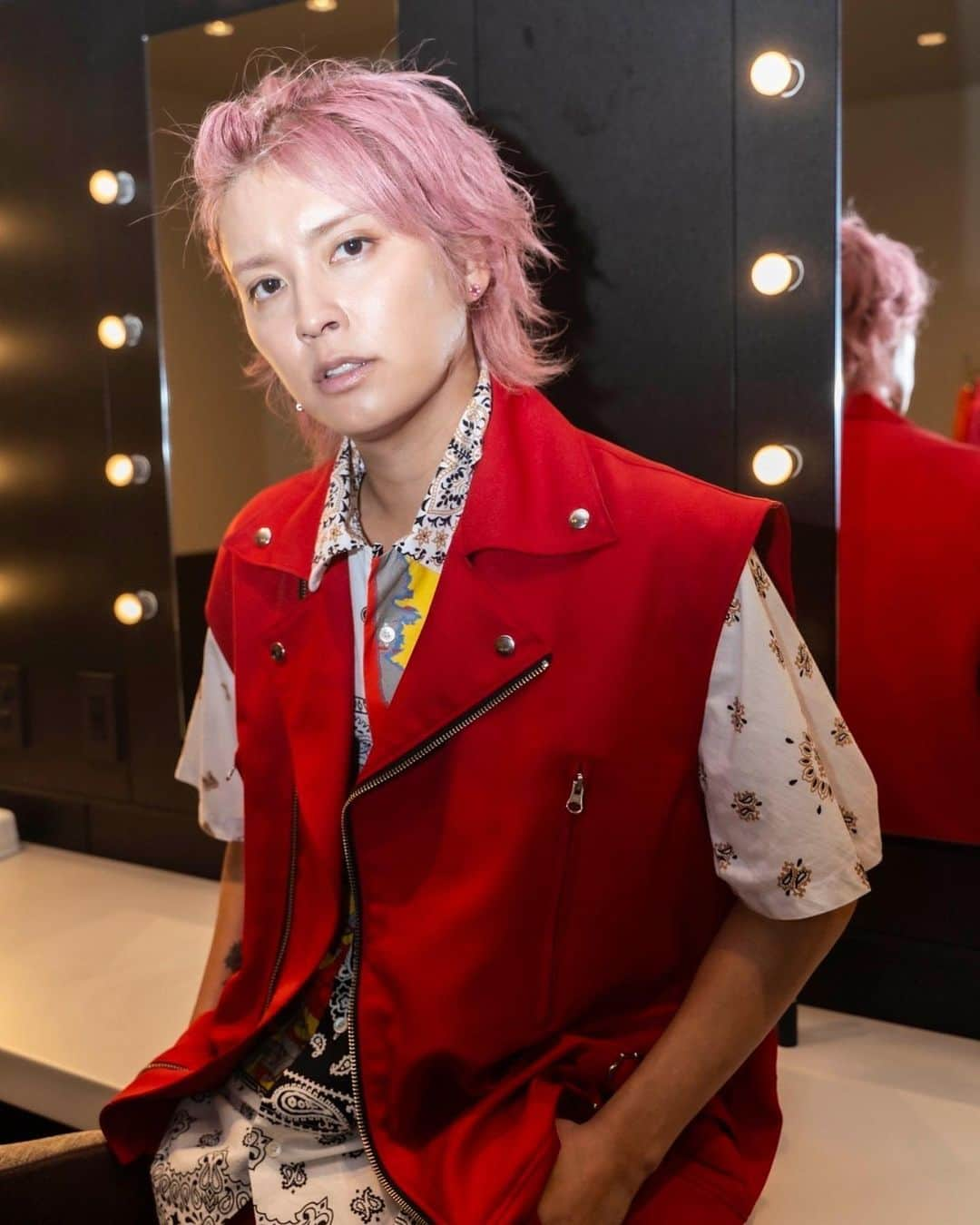 手越祐也さんのインスタグラム写真 - (手越祐也Instagram)「ツペプラ手越フェスZepp Yokohama day2！！ いやー。最高すぎた。 今回の対バンが決まって最初にコラボ曲を決めて歌ってもらいたかった阿部真央ちゃんと対バンしましたー！ 対バン決まった瞬間に「サイダー」でしょーって。曲自体が男性ではなく女性が作ったメロディと歌詞だからそれを真央ちゃんが歌ったら絶対素敵だろうなぁーって想像しながら。想像以上に最高でした。 オープニングアクトに小林柊矢くん。ギター1本でパフォーマンスする姿は格好良かったし番組にゲストで来てくれた時にアカペラで目の前で歌ってもらって、今日の本番の後も緊張がとけたみたいですごい可愛かった♪ 阿部真央ちゃんはリハーサルから痺れました。 リハーサルってまだ何もフィルターかかる前だし、リハーサル見るとなんて言うんだろ？そのアーティストが持ってる実力やキャパシティの本当の姿が見えるというか。 表現の仕方は難しいんだけど、、、 今までも色んな女性ボーカリストを見てきたしこの20年でたくさんコラボしてきたけど、お世辞抜きにしてすごかった。 めちゃ刺激受けました。 そんな真央ちゃんとのお互いの曲のセッションは文字通り音を楽しみあって、なんとも言えない空間だった。 ジャズバーで歌ってるような感じ？、、、かな？ こうやって素晴らしいボーカリストと同じ舞台に立って歌っていられる今の立場とか状態が本当に嬉しい。 アーティストってみんなそうなのよ。 料理人は料理上手い人の厨房での手捌き見たら勉強になるし、サッカー選手は半端ないドリブル持ってる選手のそばでプレーしたら楽しいし、歌にこだわりがあるアーティストは、歌が素晴らしい人のそばにいるだけで刺激もらえるし幸せなのよ。 それを改めて噛み締めた今日1日になりました。  次はラストのZepp DiverCity Tokyo！！ またまた素晴らしいバンドとの対バンなので気合い入るしめちゃくちゃ楽しみにしてます。 来る人は楽しみにしてて！必ずその期待を超えていくので✌️😘  #手越祐也  #yuyategoshi  #阿部真央  #小林柊矢  #ツペプラ手越」9月16日 0時08分 - yuya.tegoshi1054