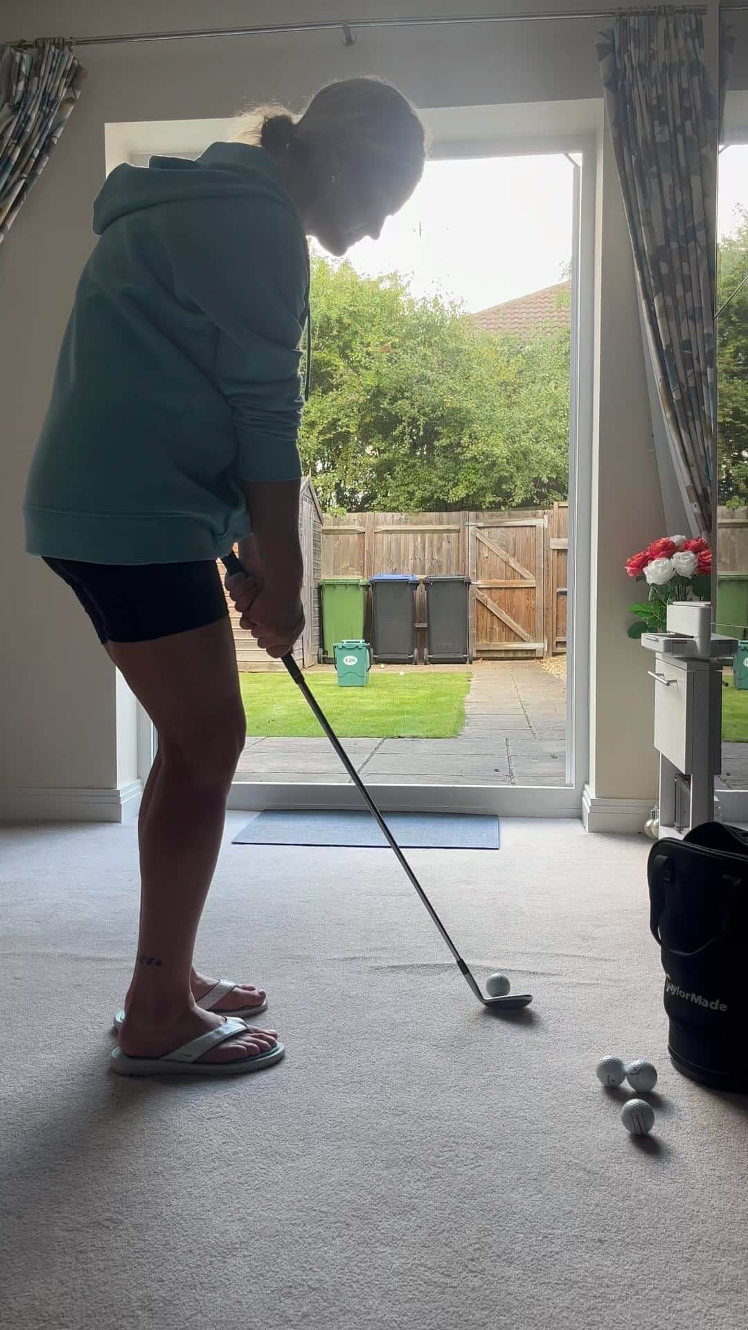 カーリー・ブースのインスタグラム：「2 out of 5,practice needed #shortgame #golf #golfgirls #golfpractice #indigolf #chipping #shortgamre」