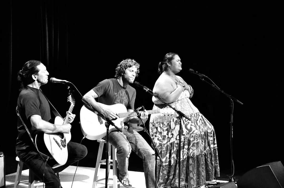 ジャック・ジョンソンのインスタグラム：「Out today is ‘Songs For Maui’, a live benefit album featuring Jack, @pfunklove and @johncruzmusic recorded at the MACC on Maui in 2012. The 10 track album is available today on streaming services everywhere. (link in bio)  “We know it will be a long road ahead for those affected by the fires. We hope the positive energy from this show can carry on to help raise funds and support families in need. Aloha, Jack”  On Monday, September 18, Jack and the band along with Paula and John will perform a sold out benefit show on Oahu at @jointherepublik. Thanks to everyone who purchased tickets to support the cause.   All proceeds for the benefit concert and album will benefit fire relief efforts and help provide ongoing support for Maui.  ©️2012 - K. Johnson」