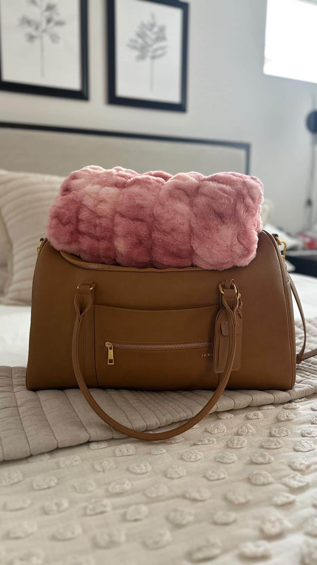 のインスタグラム：「Hospital bag is finally packed and ready to go!! 😱 As I was putting my bag together I was thinking of how much I have always dreamed of this moment and becoming a mom. Crazy to think she’s finally gonna be here any day! I can’t wait to look into her beautiful eyes and cherish every moment with her. Here’s to this next adventure!   Inspired by @bresheppard」