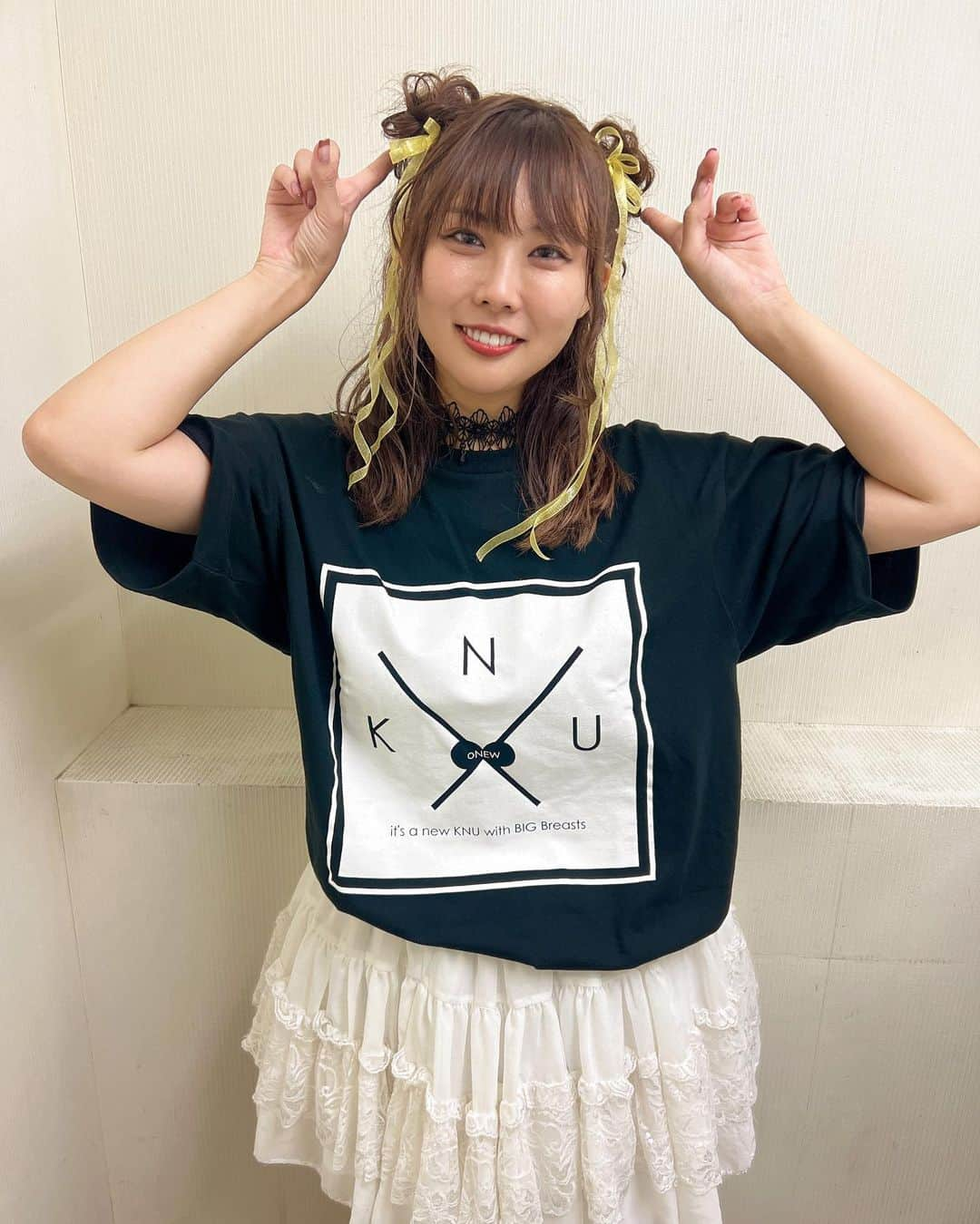 川島愛里沙のインスタグラム：「. . KNUoNEW 1st ONEMANLIVE 『 Boobs Come Out！~ついに『〇っぱい』みせちゃいます~ 』 @ 新宿BLAZE . . . 本当にありがとうございました🥲💓ステージにあがってパンッパンの会場、すんごくうれしかったなあ🥲あんなど平日におにゅーちゃんの現場を選んでくれて、ほんとーにありがとう。会場をうめようとたくさん招待してくれた皆さん色々と準備してくれたみんな、全てに感謝です🥲💓💓 あの景色は絶対に忘れません！ . . . KNUoNEWとしてデビューして2年。初期メンバーとしておにゅーちゃんで活動させていただきました。わたしの目標のなかで大きい箱でワンマンライブをするということが一つ達成できました。毎日のビラ配りでもたくさんの方に出会い、久しぶりの人にも会えたりいろんなことがありました🥺そんなみんなの顔をステージから見えたとき、おにゅーちゃんにいなければきっと出会えなかった人たちなんだろうなあ、と大事にしようってたくさん思いました。至らないところもたくさんあったと思いましたがわたしたちなりのワンマンライブができたかな？みんなたのしかったかな？？？みんながニコニコしてる顔見れて本当にたくさんパワーもらいました🥳 . . . 次はもっと大きい箱でワンマンライブできるおにゅーちゃんになりたいな😌💛 . . . . . #KNUoNEW #新宿 #新宿blaze  #ブレイズ #アイドル #ライブ #ワンマンライブ #follow #idol #shinjuku #live #ヘアメ #ヘアセット #黄色 #歌舞伎町」