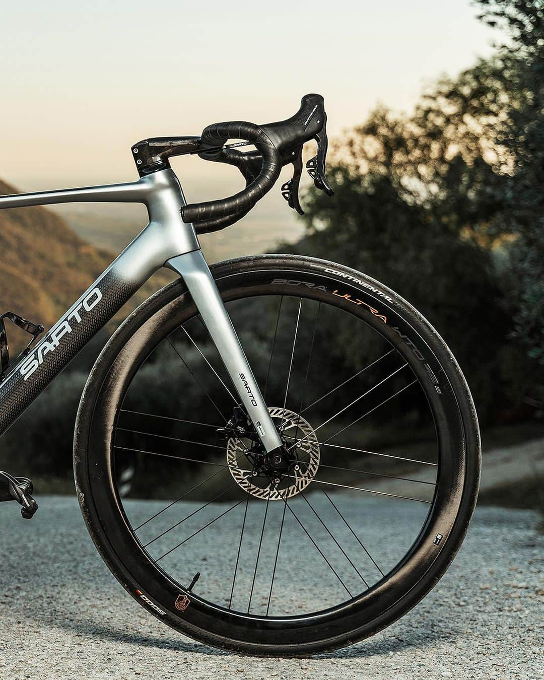 カンパニョーロさんのインスタグラム写真 - (カンパニョーロInstagram)「Find out the all-road spirit and elegance mounted on a frame made of carbon fiber, resin and metallic filaments. . Fully equipped by @campagnolosrl with the new Super Record Wireless groupset and Bora Ultra WTO wheels.  Here we go, Raso Tri-Composite is born! LINK IN BIO  #cycling #sartobikes #madeinitaly #design #raso #tricomposite #carbon #tailored #custom #ShiftYourDimension #Campagnolo」9月16日 0時28分 - campagnolosrl