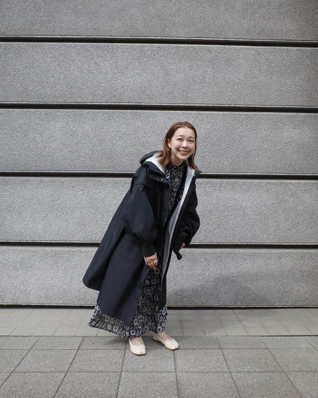 北岡りえのインスタグラム：「秋服 ☾  長く着れるよう耐久性に特化した袖も外せる2WAY仕様の HOODIE TEC COAT @amerivintage   防水性と透湿性を兼ね備えているのと、ものすごく動きやすいのでママチャリを乗り回す勢としてはものすごく嬉しい！  むっちり👶🏻が活発化してきたから動きやすさ重視になってきた服選び🦖  #amerivrntage #ameri #pr #1y6m」