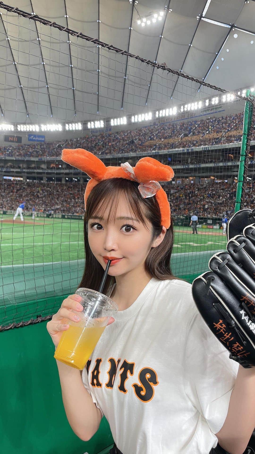 藤田かんなのインスタグラム：「⚾️  #阪神タイガース 18年ぶりの #ARE おめでとうございます🐯🏆  少し前になりますが、#巨人 の試合を #エキサイトシート の最前席で観戦させていただきました✨  かなり近くで試合を観戦できて、本当に感動しました🥹💓  一生に一度くらいは真ん前の席で観戦してみたいなと思っていたので、１つ夢が叶いました⚾️💫  いつかジャイアンツファンのお父さんと東京ドームに行きたいです🥹💓  #野球 #ジャイアンツ」