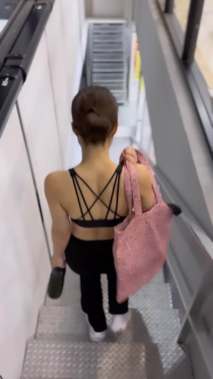 GYEON SEOのインスタグラム：「_* in competition with myself 🖤 . . สู้ต่อไป 🍑🙌🏻 @bestfitts」