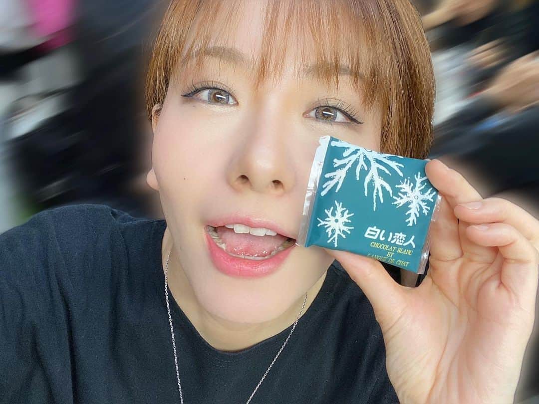 のインスタグラム：「キサラの出演者、スタッフの方々へ北海道の #お土産 の定番 #白い恋人 を✨ ちゃっかり持って来た本人も頂きます🤣😋❤️  大容量買ったからみんなに配れてよかった😆✨」
