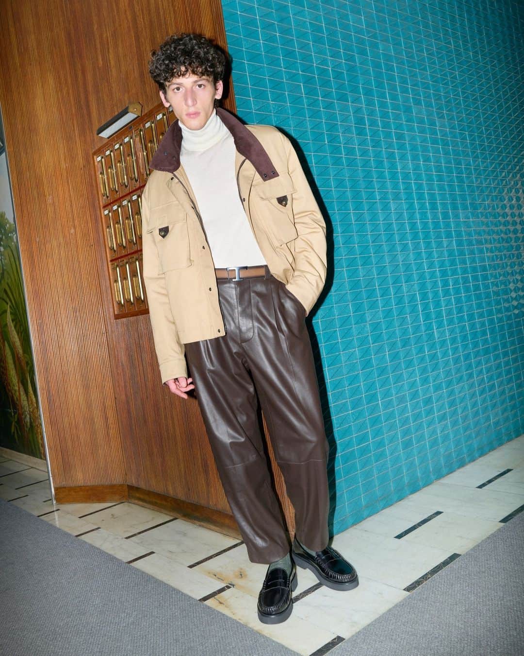 トッズのインスタグラム：「A modern take on tailoring. From belts to loafers, Tod’s essentials are defined by the finest artisanal quality.  #TodsFW23 #Tods #TTimeless」