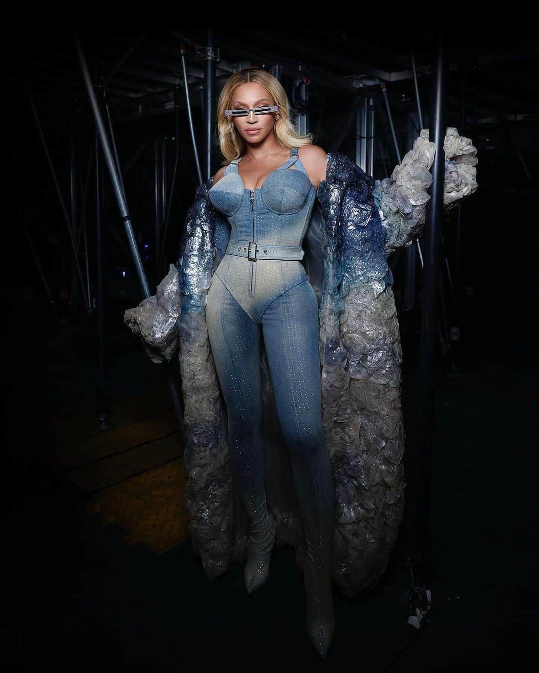 ディーゼルのインスタグラム：「She knows good D.    @beyonce wore her second custom-made full look during the Vancouver show on her Renaissance World Tour.    The look featured a proprietary Diesel solarized denim wash bodysuit with integrated panta-boots and matching gloves all embellished with crystals, and a smocked organza coat printed with trompe l'oeil simulating solarized denim, foiled in silver and covered in crystals.   #ForSuccessfulLiving」
