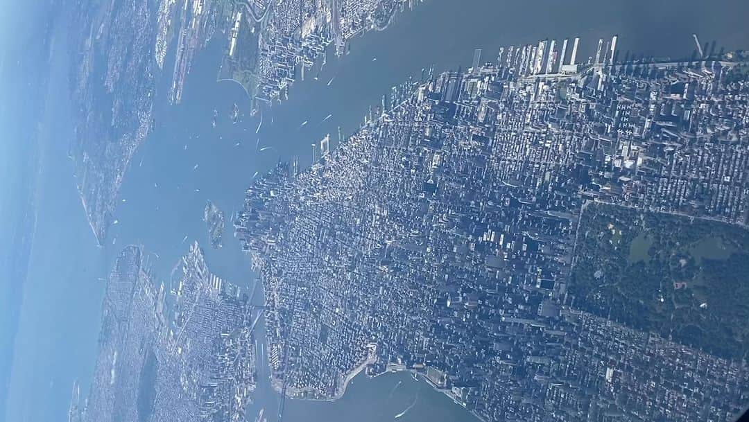 のインスタグラム：「空から見る✈︎ニューヨーク・マンハッタン 自由の女神も見えて🗽 ニューヨーク到着です。❤️」