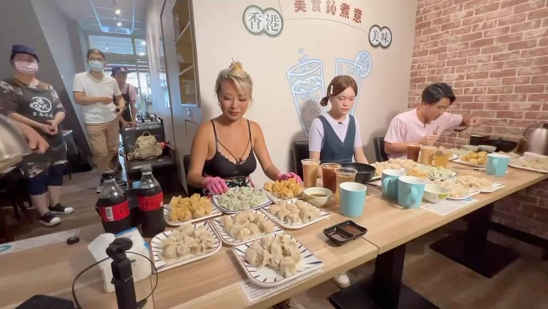 ライナ・ホワンのインスタグラム：「Undefeated dumpling challenge in Taiwan with @zermattneo @xiaohui_foodie 😋😋」