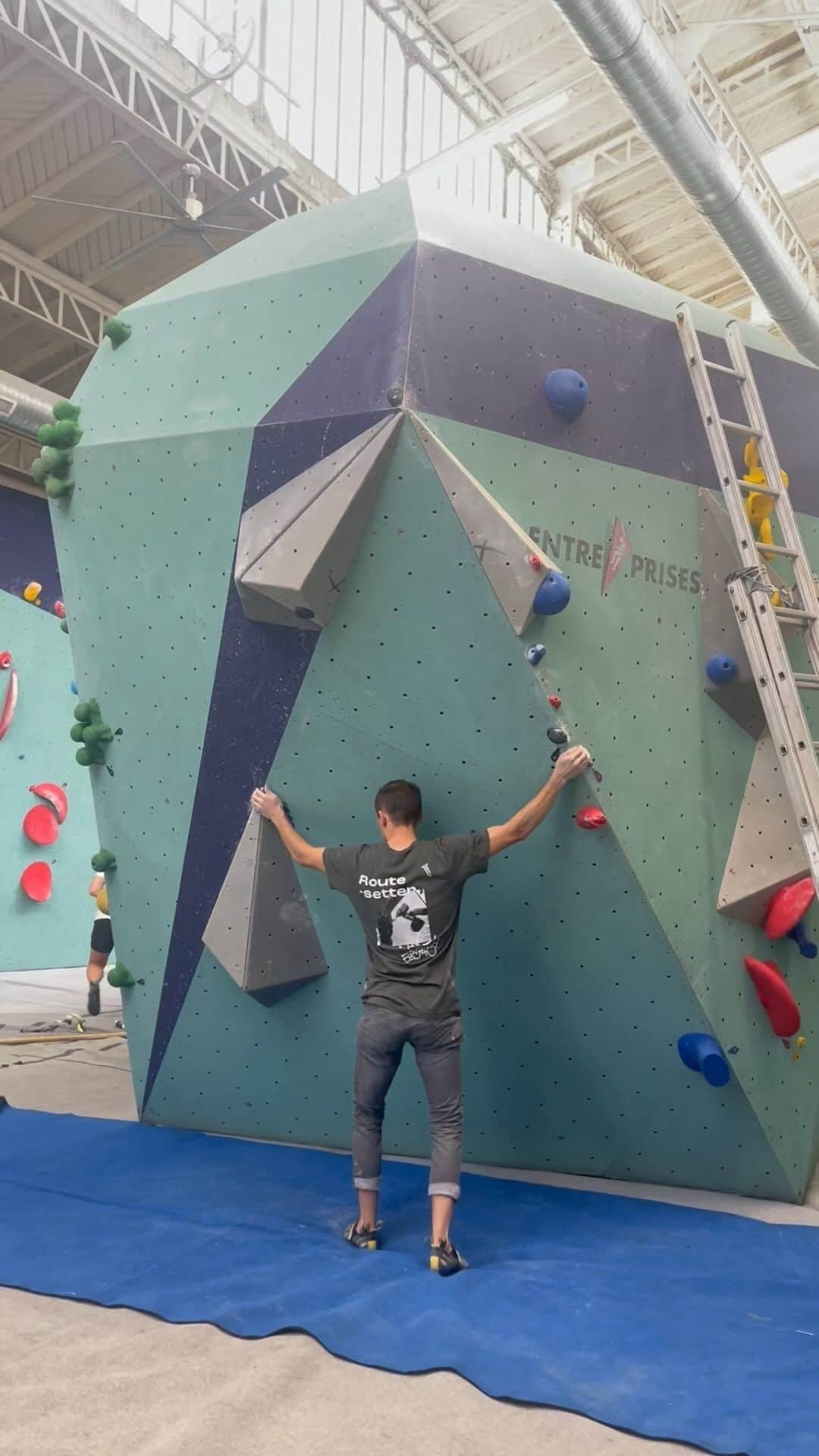 ジェレミー・ボンダーのインスタグラム：「Route setting day with @pierrefontn 🛠️  Un petit violet bien sympathique, et pas trop dur que je vous conseille d’essayer 🟣🤙🔥  #arkose #arkoseheroes #snapclimbing #ffmeoccitanie #beal #lasportiva」