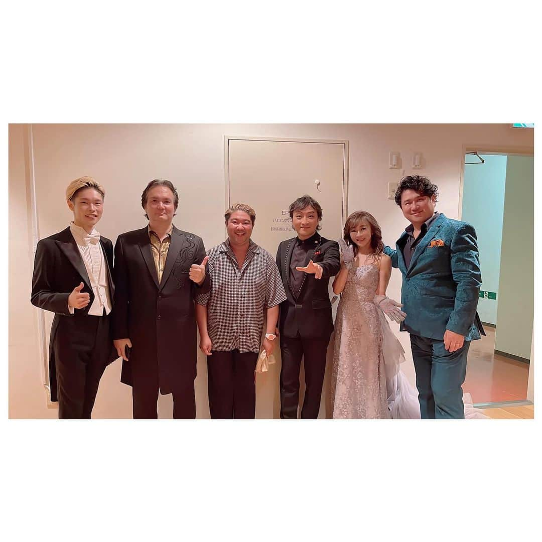 永井美奈子さんのインスタグラム写真 - (永井美奈子Instagram)「🎵 時間芸術という言葉があるそうです。  アートの様に時空を超えてあり続ける芸術もあれば その一瞬でしか経験出来ない 儚な、リアルだからこそ なし得る芸術を 時間芸術と呼ぶそうです。  正に今日はそんな1日でした。  コロナを経て、声楽家達も困難の日々を過ごしました。 罹患すれば後遺症に悩まされ 針の穴に糸を通していく様な繊細な声楽という分野は100％の力を出せないもどかしさとの戦いになります。  リハーサルは微妙な顔つき🥲それでも本番は流石プロフェッショナルという全身全霊をかけた歌唱を披露してくれました。  この夜にしか味わえない 今後AIがどれ程進化を遂げてもなし得ない感動を下さいました。  4人の巨匠に感謝申し上げます！ bravo💗💗💗」9月16日 0時44分 - nagaiminako.com375