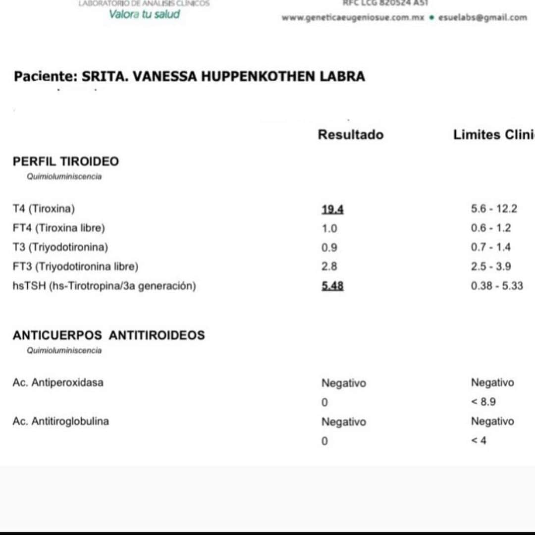 バネッサ・ハッペンコゼンさんのインスタグラム写真 - (バネッサ・ハッペンコゼンInstagram)「750 millones de personas en el mundo padecen alguna anomalía de tiroides, solo el 30% lo sabe (dato OMS). Les comparto esto porque desde hace 9 años que lo supe, he contado mi proceso. Estoy demasiado feliz! Hace 5 meses me hice exámenes de tiroides, los rutinarios que procuro hacer cada 4 meses, y salí con una tiroxina elevadísima y una TSH fuera de rango (cuando tienes tiroides siempre tienes ups and downs). Me había dado 2 meses para hacer una alimentación consciente, meterle al ejercicio y cambiar algunos hábitos, decidí darle mas tiempo a este proceso. Cada mes me hacía exámenes y no había cambios o tal vez si pero muy ligeros y luego hasta peores.  De manera natural, con una alimentación adecuada pero muy muy cuidada consciente e intuitiva (hay muchos alimentos que pueden disparar los rangos), con yoga (muchas posiciones ayudan a la glándula tiroidea) y mi ejercicio algo intenso; también agregué algunas vitaminas todas las mañanas y hasta puedo decir que meterme a la tina de hielo ha ayudado.  Algo muy importante: dejé de estresarme por estupideces y me enfoqué en lo más importante en este mundo para mi: YO! Si, se vale ser egoísta porque si yo no estoy bien, no puedo darle lo mejor de mi a los que me rodean y a mi trabajo. Tengo energía, no estoy triste, no estoy deprimida, puedo levantarme de la cama, mi pelo se ve lindo al igual que mi piel, estoy motivada y contenta, SANA! Ahora viene lo mas difícil, el mantenimiento! Se que cada cuerpo es distinto, reaccionamos de manera diferente, pero aquí estamos, seguimos en la lucha por sentirnos bien! Aprendí mucho en este proceso para volver al equilibrio y es lo mas enriquecedor.」9月16日 0時51分 - vanehupp