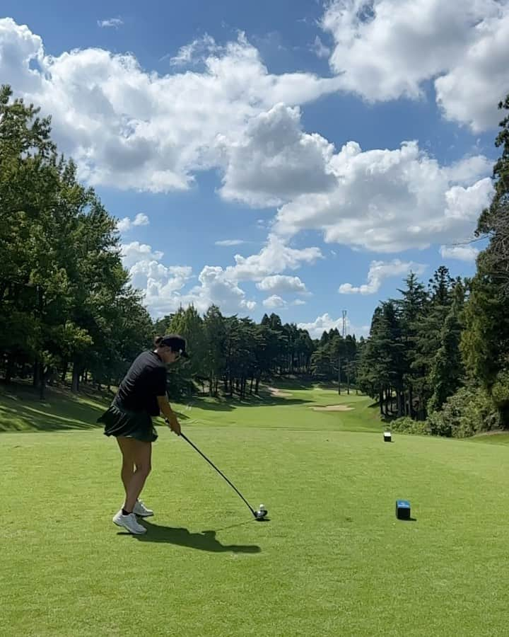 中村優のインスタグラム：「⛳️PGM総成ゴルフクラブ⛳️ 翌日ここで試合があるという友人に付き合ってバックティー🔵から。 (そんな長くないと聞いたので😗) この日は2〜3mパターが結構入ったので31パットで済んだ。パターが一番苦手な私にしちゃかなり良い方。 パターの次にドライバーが苦手。 得意クラブドライバーです！って言えるようになりたい🏌️‍♀️ @nkmr_yu_golf」