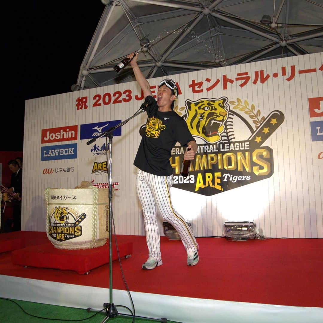 阪神タイガースさんのインスタグラム写真 - (阪神タイガースInstagram)「#ビールかけ の笑顔溢れる写真です②！ #阪神タイガース #優勝 #ビールかけ #JERAセリーグ #ARE」9月15日 16時01分 - hanshintigers_official