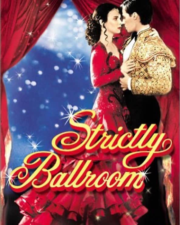 ビアギッテ・ヨート・スレンセンのインスタグラム：「Love is in the air, når @nicolajkopernikus og jeg ser og taler om Baz Luhrmanns første del af Red Curtain-trilogien Strictly Ballroom. Budgettet har nok været en del lavere end efterfølgerne Romeo + Juliet og Moulin Rouge, til gengæld er der ikke sparet på hverken hjerte, humor eller heltemod. Jeg elsker dette danseeventyr højt, og det kan man forhåbentligt høre i programmet Verdens  bedste film i @drlyd_dr - god weekend 💃🎧」