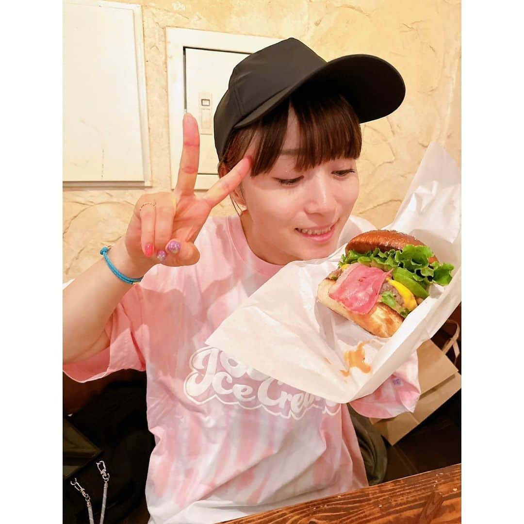 たかはしゆいのインスタグラム：「🏝️旅の思い出🏝️ Part4〜石垣島編〜 ・ 石垣牛のハンバーガー🍔🐂 大きくてびっくり！ これどーやって食べるの！？ ってくらい大きい😆笑 ・ 一口…二口…肉汁じゅわ〜😍 バンズもふわっとしてめちゃくちゃ美味しかった❤️ 一つ一つが計算されて作られた感じがしました✨ ・ #旅の思い出 #沖縄 #石垣島グルメ #石垣牛 #ハンバーガー #🍔 #石垣島旅行 #ishigaki #okinawa #たかはしゆい」