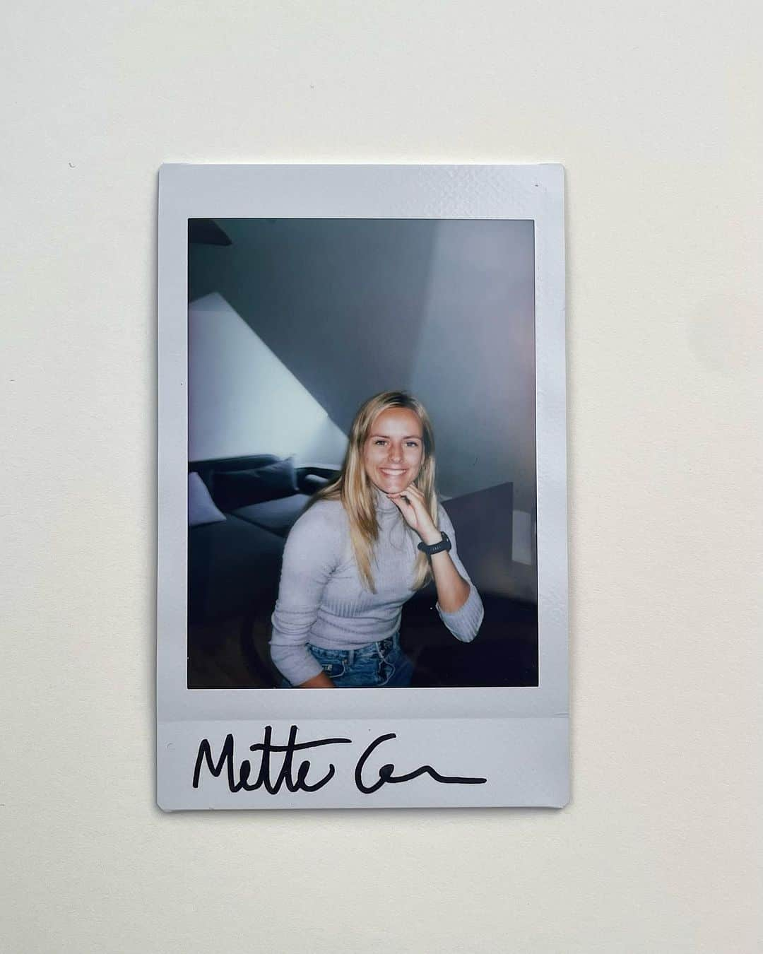 メッテ・グラスゴワールのインスタグラム：「Ep. #21 @mette_graversgaard “Min ADHD er ikke en begrænsning, men en superkraft” ❤️‍🔥  Mette er vokset op hos en plejefamilie med 4 ældre brødre. Hjemmet var fyldt med kærlighed, omsorg og klare rammer, hvilket var lige det Mette havde brug for at trives med hendes ADHD. Senere valgte Mette at blive adopteret af hendes plejeforældre, for som hun selv siger det, så har hun altid hørt til dér, og det er hendes familie.❤️  🏎️Når du har ADHD og der er noget du virkelig gerne vil, så har du bare et ekstra gear til at gå efter det end flertallet. Det er den måde Mette har brugt sin ADHD til, til at gå 110% ind i atletikken og udnytte, at hun har den her nærmest superkraft hun kan bruge til at gå efter hendes drøm. Bagsiden af dette er, at Mettes mange og store følelser efter et dårligt løb kan tage hende helt ned på bunden, selvom det egentlig ikke var så dårligt endda. Det kræver for hende stor energi og komme tilbage til troen på sig selv og ikke hænge ved de små detaljer.   @mette_graversgaard ser livet som en læringsproces, hvor hun hele tiden lærer af de valg hun tager og erfaring hun gør sig, og ja, så har hun en ADHD, som hun gør sig bedste for at leve med, er atlet, glad for naturen og rejser ude i den store verden og så alt muligt andet oveni - lige som alle os andre!  🧠Bliv klogere på, hvordan du balancerer ADHD med elitesport og gør den til din superkraft i dette afsnit af Bag Eliten.🎧  #atletik #hurdles #adhd #neurodiversity #sportspodcast #bageliten」