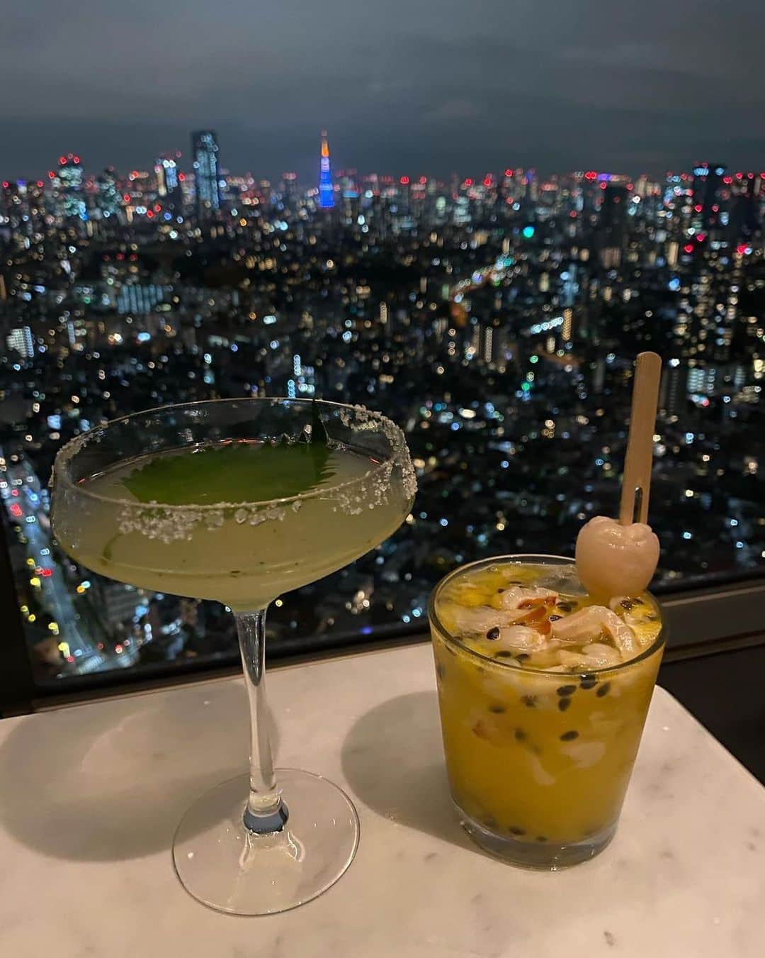 ロングレインさんのインスタグラム写真 - (ロングレインInstagram)「カクテルと夜景の相性は抜群！ 特別な記念日に、ちょっと贅沢したい日に、 夜景を見ながら、お酒を飲んでみませんか？  thank you @risa0605様  #longrain #longraintokyo #thaifood #ロングレイン #タイ料理 #アジアン料理 #アジアンフード #タイレストラン #カオヤム #恵比寿 #恵比寿ガーデンプレイス #東京 #東京グルメ #恵比寿ランチ #恵比寿ディナー #夜景レストラン #夜景ディナー #夜景デート #夜景スポット #東京タワー #東京タワーが見える店 #東京タワー夜景 #東京タワー🗼 #tokyorestaurant #tokyo #ebisu #ebisugardenplace #nightview #tokyotower #シグニチャーカクテル」9月15日 16時00分 - longraintokyo