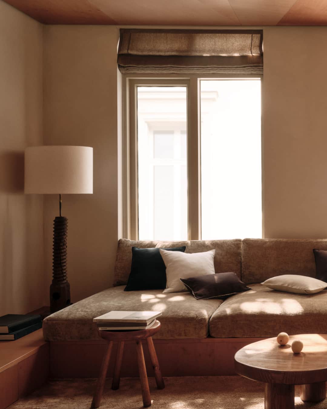 MANGOのインスタグラム：「Our latest Home collection embraces your rooms with a welcoming feel to usher in a new season 🍂 Discover it now on mango.com. ⁣ Cushion case: 57072519, 57043256 & 57036311 ⁣ #MangoHome」