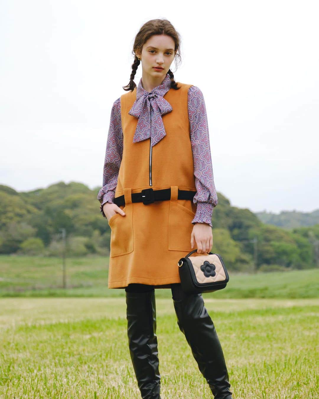 MARY QUANT officialのインスタグラム：「- #ノースリーブベルト付ワンピース #エクスパンドダイヤプリントブラウス #スクエアキルトデイジーパッチ2WAYミニショルダー #メタルスクエアフレームピアス - ブーツはスタイリスト私物 - #MARYQUANT #2023AUTUMN #NEWITEMS #FASHION - #マリークヮント #プルオーバー #ワンピース #ブラウス #バッグ #ショルダーバッグ #アクセサリー #ネックレス #ピアス #ブレスレット #秋コーデ」