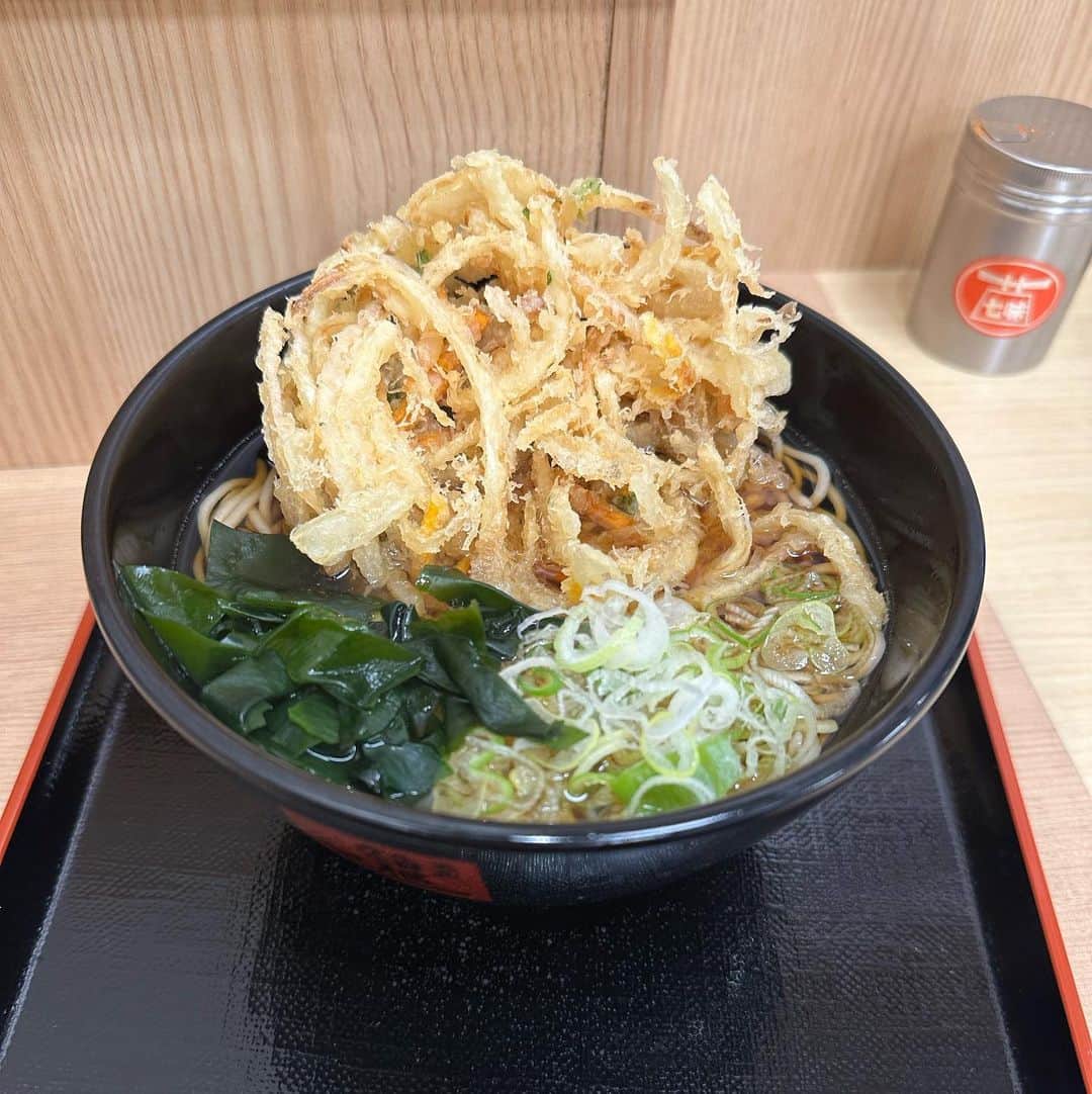 柴田淳のインスタグラム：「#箱根そば #かき揚げそば  #今私の中で流行ってる食べ物 ただし、お気に入りの店舗に限る」