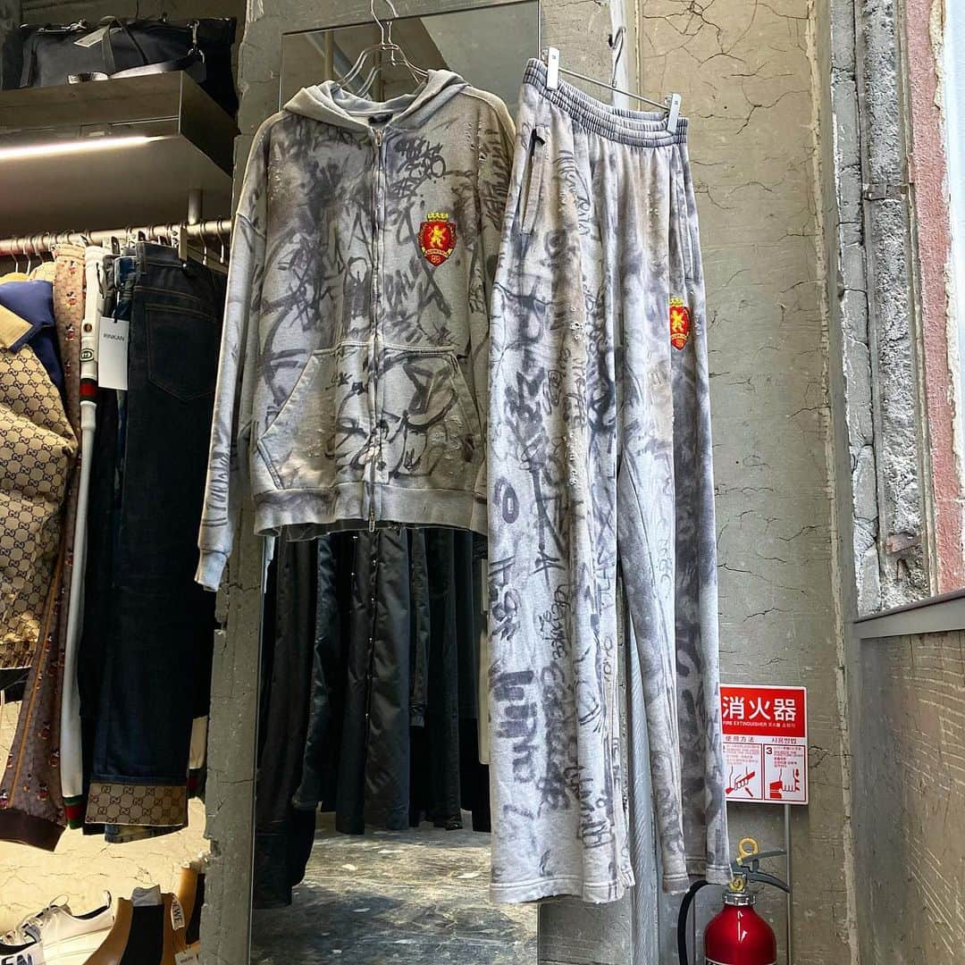 のインスタグラム：「. 《 BALENCIAGA 》  SEASON : 23SS ⁡ －－－－－－－－－－ー－－－－－－－－－－－－－－  商品の詳細につきましてはDM、又はお電話にてお問い合わせ下さい。 ⁡ DMやお電話からの郵送販売も可能です。 ⁡ ショッピングローンなど各種お支払い方法もご用意しておりますのでご相談下さい。 ⁡ International shipping is available. Please contact us though DM. ⁡ ⁡ 〈RINKAN SHIBUYA〉 TEL：03-5458-3050 LINE ID：@283swjhf」