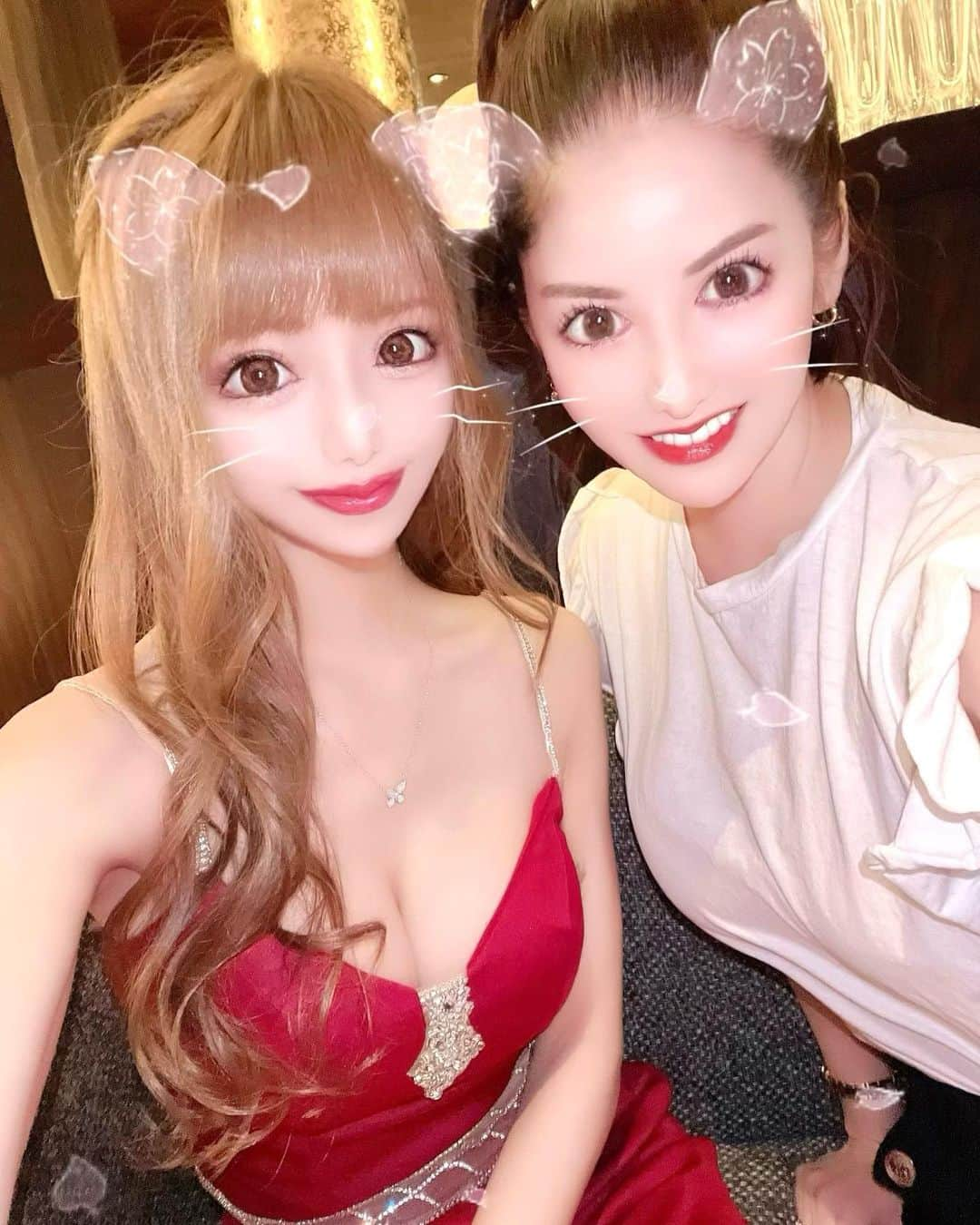 美咲ゆいのインスタグラム：「ジェントルに会いにきてくれたときの💓 美人ていう言葉がぴったりのるいちゃん。  昔はいつも一緒にいて、ゆいが人を信じやすかったから変な女が寄ってきて傷ついて泣いてたらいつも守ってくれた  環境が変わって会えなくなって でもるいちゃんが幸せならそれがうれしくて遠くから見てた。  心配かけたくなくて一人でやっていけるようにならなくちゃと思った るいちゃんもゆいがキャバがんばってるのそっと見守ってくれてたの気付いてたよ😢  写真見ただけで今こういう心境なんだろうなってお互いわかるくらい笑  いつもゆいに愛をくれてありがとう❤️ ずっと一番の味方でいるよ🧸  #same as you are #和訳  #pay money to my pain」