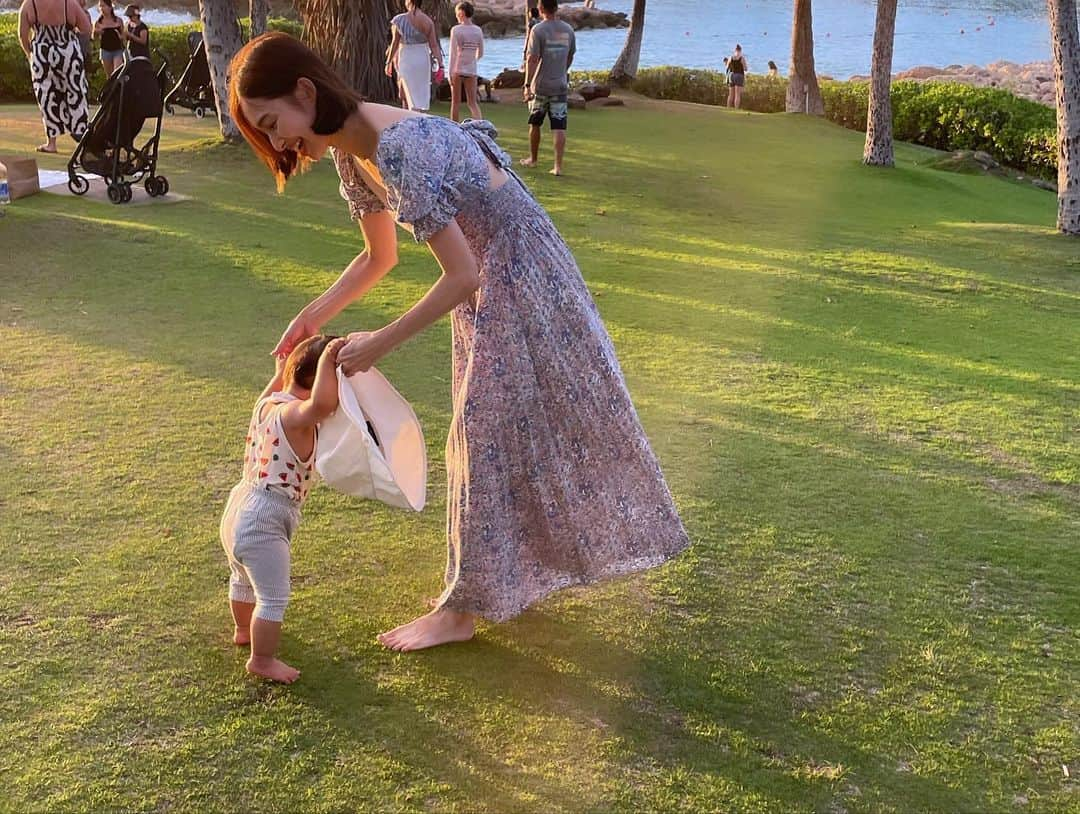 阪井あゆみさんのインスタグラム写真 - (阪井あゆみInstagram)「👶🌺☀️🌴🫧🍒🌅🧸🛒 #Hawaii#家族旅行#年子兄弟 #ダイヤモンドヘッド #ミッキーさんに会えた」9月15日 16時21分 - ayumisakai0121