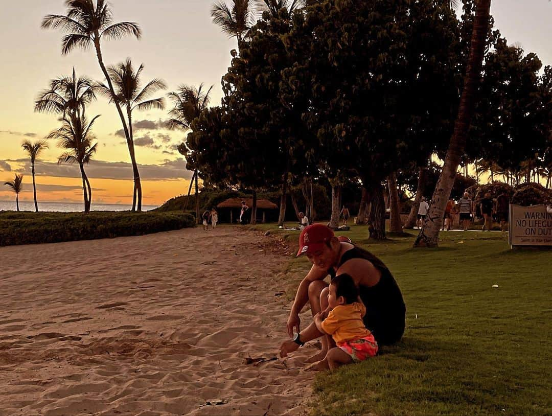 阪井あゆみさんのインスタグラム写真 - (阪井あゆみInstagram)「👶🌺☀️🌴🫧🍒🌅🧸🛒 #Hawaii#家族旅行#年子兄弟 #ダイヤモンドヘッド #ミッキーさんに会えた」9月15日 16時21分 - ayumisakai0121