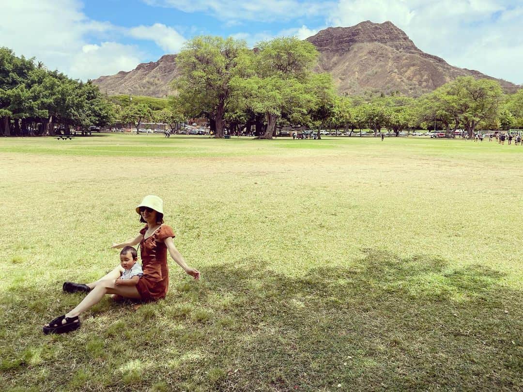 阪井あゆみのインスタグラム：「👶🌺☀️🌴🫧🍒🌅🧸🛒 #Hawaii#家族旅行#年子兄弟 #ダイヤモンドヘッド #ミッキーさんに会えた」