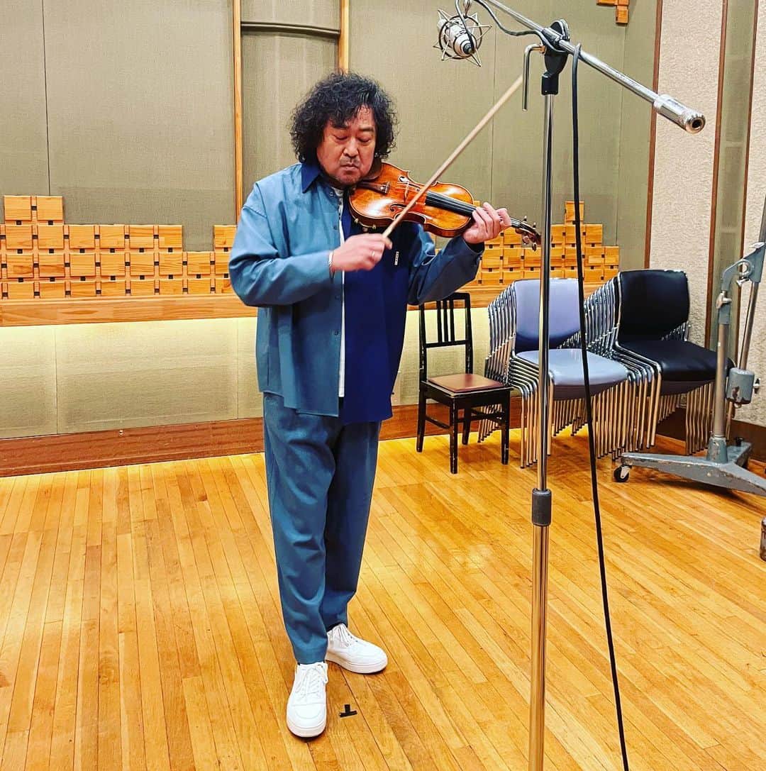 葉加瀬太郎のインスタグラム：「大人気キャラクターのために曲を作ったのでレコーディングしました🎻 ワクワクする素敵な曲ができましたよん！子どもたちが口ずさんでくれたら嬉しいです。  僕のコーディネートのテーマは、もちろんこれ！ 首に鈴をつけたら完璧なんじゃない？笑 肉眼で見るとかなり近い色なんだけど、写真でわかるかなー  #葉加瀬太郎  #ドラえもん #ドラドラシンフォニー」