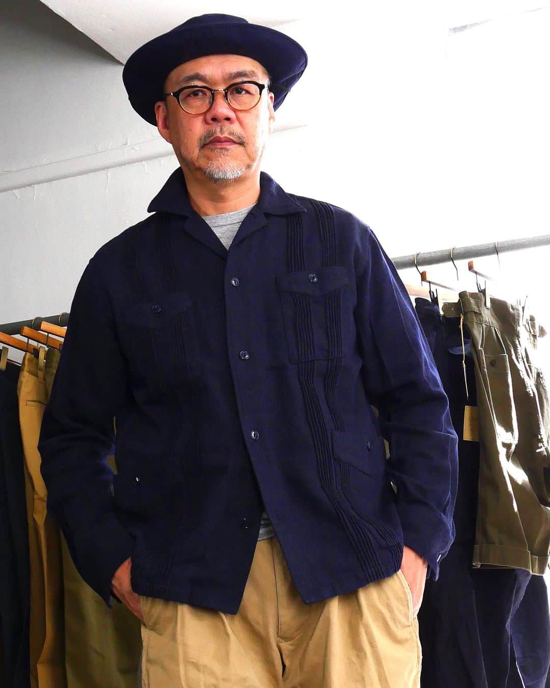 サウンドマンのインスタグラム：「当ブランドの夏物としてはお馴染みのキューバシャツ。 今回初めて長袖のシャツジャケットを作りました。 素材はピンタックを叩く限界の厚さと思われる8番糸×10番糸で織ったコットンツイル。 秋や春のアウターとしても真冬のインナーとしても使える存在感あふれる一枚ができたと思っています。  さて土曜日のみ営業の Soundman Weekendstore 明日の詳細です。  9月16日(土) 12:00〜19:00 横浜市中区山下25 インペリアルビル2F 045-225-8918  山下公園近くのヴィンテージビルにて 皆様のお越しをお待ちしております。  #soundman #サウンドマン #2023aw #heritagestyle #vintagestyle  #heritagemenswear  #横浜 #山下公園 #yokohama」