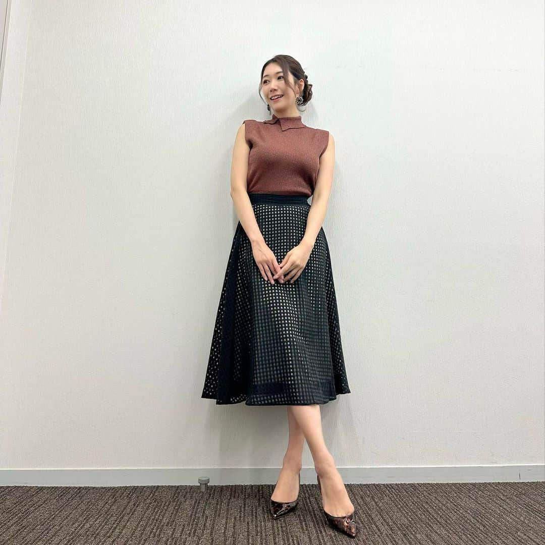 穂川果音さんのインスタグラム写真 - (穂川果音Instagram)「木曜アベプラ衣装👗  今日は雨対策コーデ🎵 私の私服も雨の日はスカートは濃いめの色のものを選んだよ〜  skirt→ @nw_select  #天気　#天気コーデ　#32度の日コーデ　#アナウンサーコーデ　#明日コレ着よコーデ　#気象予報士　#weather #weatherforecast #fashion #9月コーデ　#雨の日コーデ　#秋色コーデ」9月15日 16時26分 - hokawakanonn