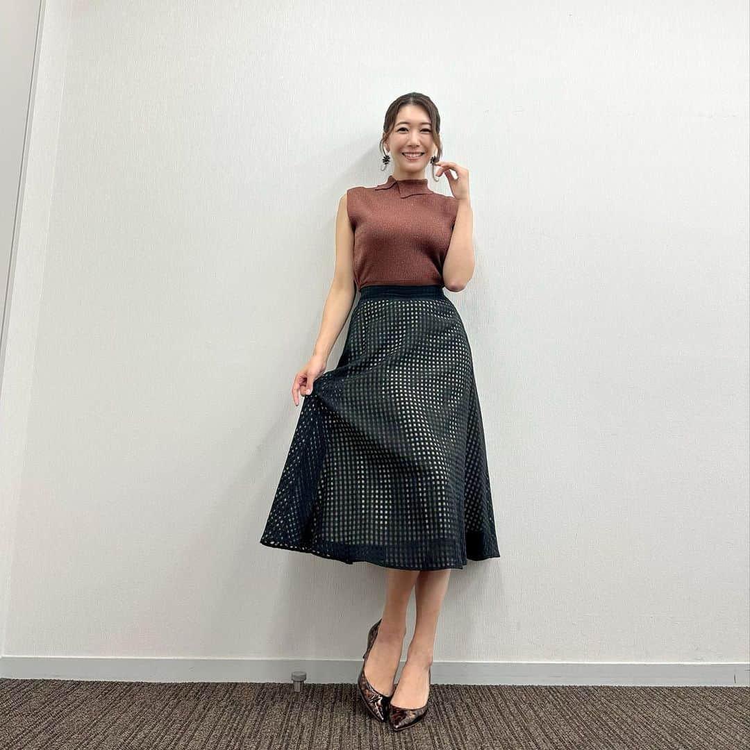 穂川果音さんのインスタグラム写真 - (穂川果音Instagram)「木曜アベプラ衣装👗  今日は雨対策コーデ🎵 私の私服も雨の日はスカートは濃いめの色のものを選んだよ〜  skirt→ @nw_select  #天気　#天気コーデ　#32度の日コーデ　#アナウンサーコーデ　#明日コレ着よコーデ　#気象予報士　#weather #weatherforecast #fashion #9月コーデ　#雨の日コーデ　#秋色コーデ」9月15日 16時26分 - hokawakanonn