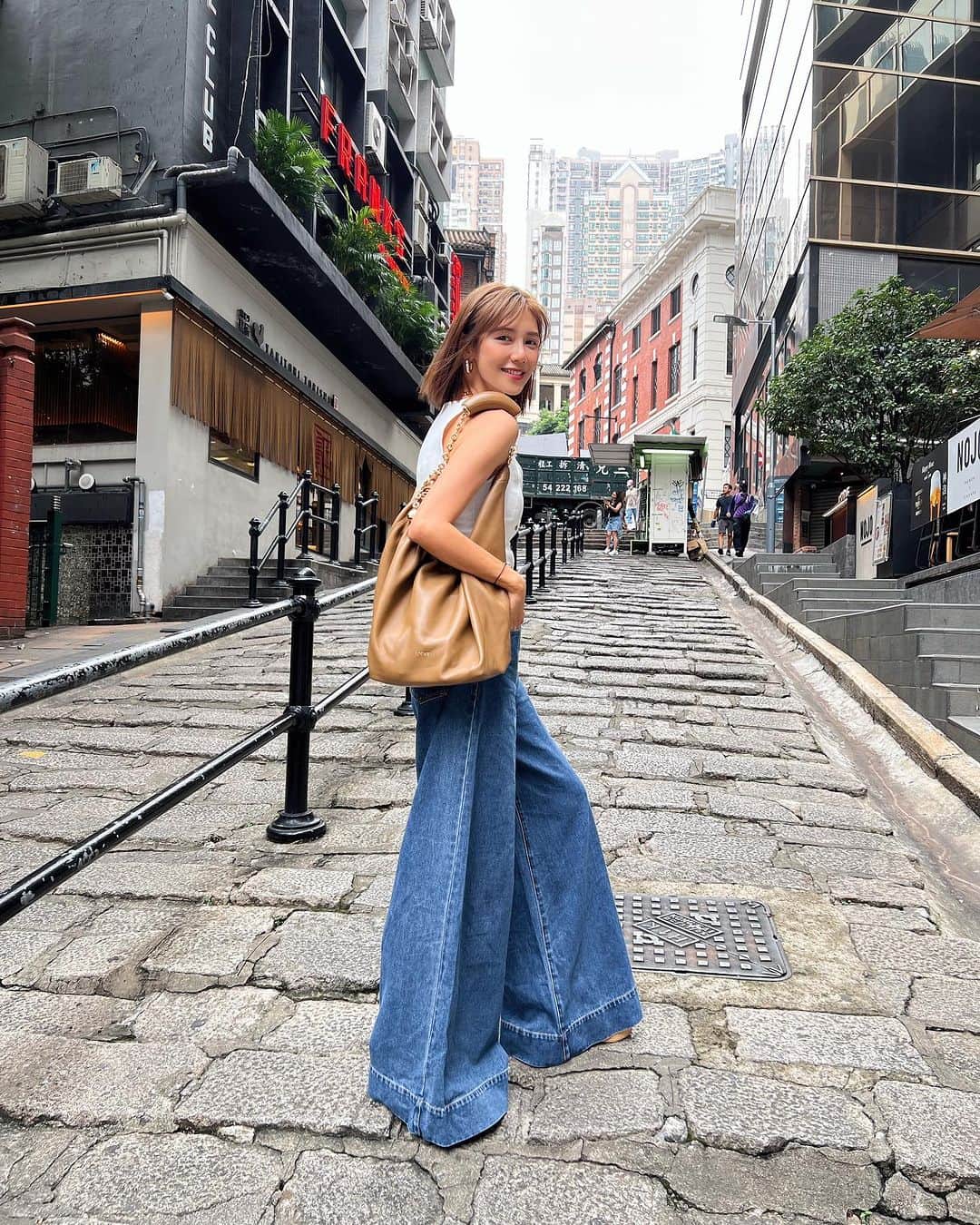 Elva Niのインスタグラム：「Slowly recovering from the flu🤧 #一個病到另一個 #終於輪到我 #臨飛前的終極挑戰  #elvaootd」