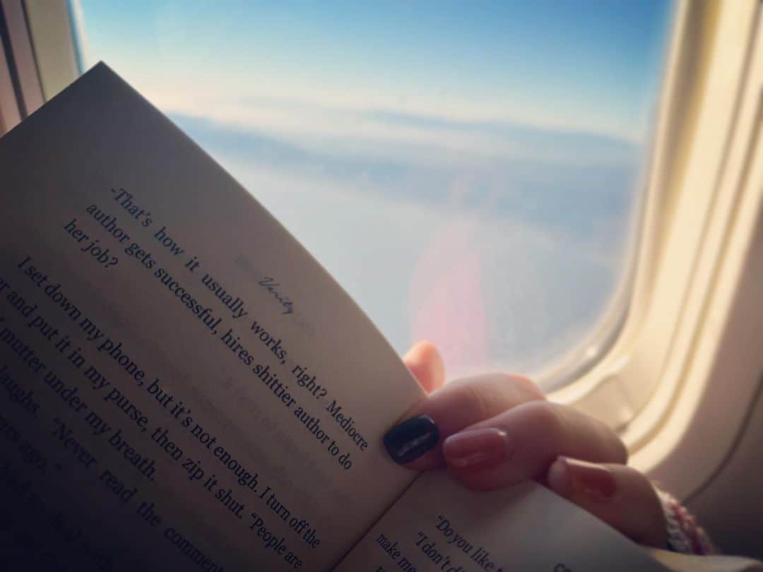 莉奈さんのインスタグラム写真 - (莉奈Instagram)「⁡ ゆるゆる飛行機ふぁっしょん。可愛いカフェ、エルシー、面白すぎて旅先で一気読みした本🧡 #happyautumn #fallthings ☕️🍩🍂🍁」9月15日 16時39分 - rinascollage