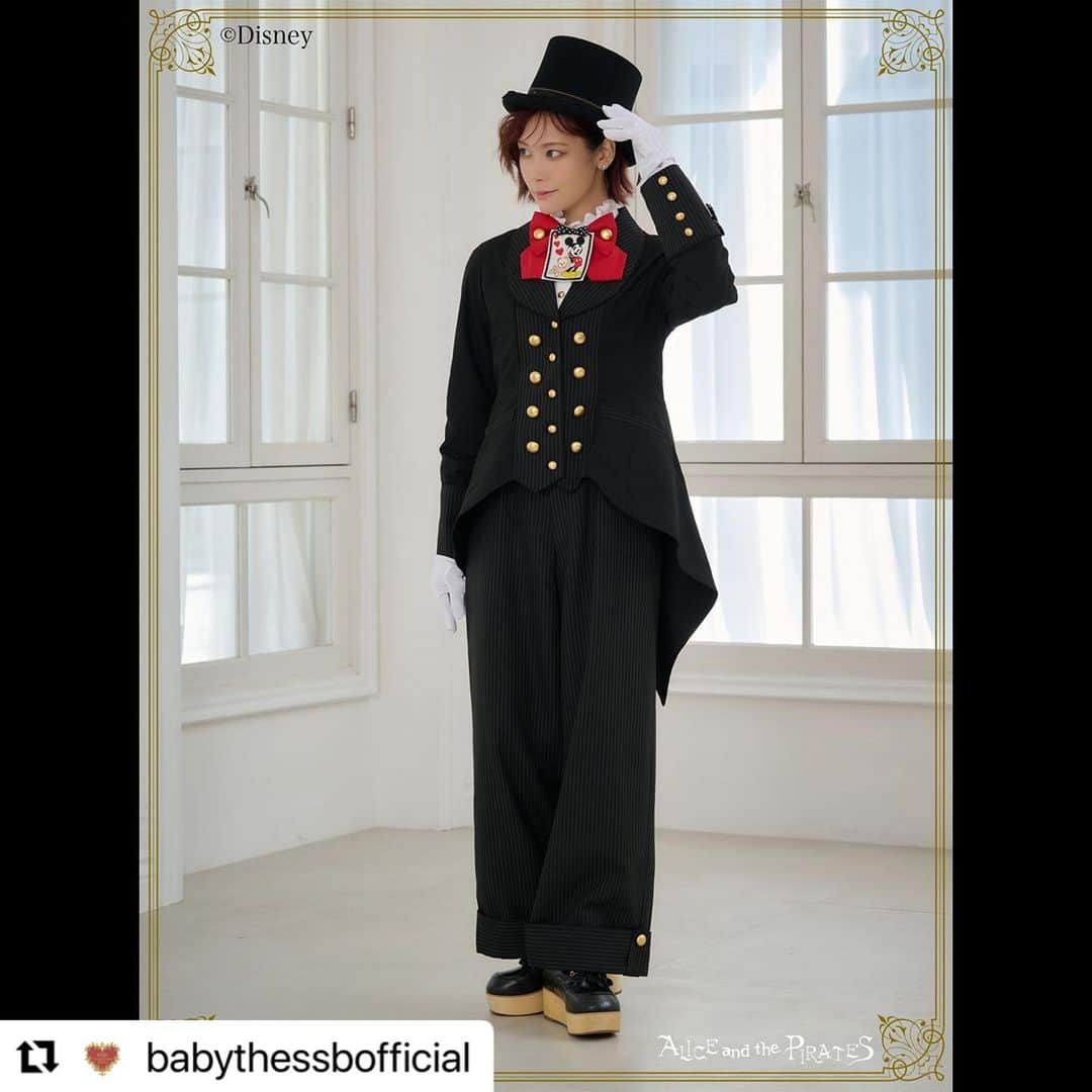ルウトのインスタグラム：「とっっても可愛いお洋服、 是非細部までご覧くださいませ☑️ #Repost @babythessbofficial with @use.repost ・・・ ミッキーマウスをイメージしたジャケット。 アートを使用したアップリケが特徴的。 アップリケは蝶タイにもおつけしました。 ジャケットと蝶タイをセットでコーディネートするのがおすすめです。」