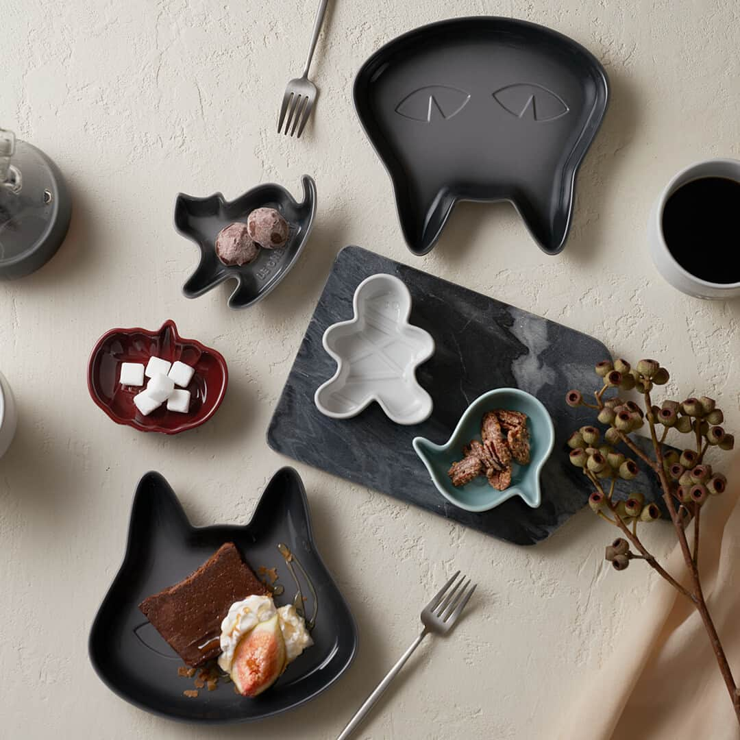 Le Creuset Japon　ル・クルーゼ ジャポンさんのインスタグラム写真 - (Le Creuset Japon　ル・クルーゼ ジャポンInstagram)「ハロウィンモチーフで彩るティータイム  新たに加わった黒猫型の「デザートプレート・キャット」で、楽しく賑やかなティータイムを過ごしませんか？ 人気の「ミニ・ハロウィン ディッシュ (4個入り)」と組み合わせれば、遊び心満載のコーディネートに♪  ハロウィン コレクションの詳細は @lecreusetjapon プロフィールのリンクからご確認ください。  #ルクルーゼ #lecreuset #ルクルーゼのある暮らし  #ルクルーゼごはん #テーブルウェア #テーブルコーディネート #キッチンウェア #キッチングラム #ルクルーゼのある生活 #ルクルーゼのある食卓 #食卓 #食卓グラム #キッチンツール   #ハロウィンコレクション #ハロウィン #ストーンウェア #デザートプレートキャット #黒猫 #猫グッズ #おうちカフェ #おうちレストラン #ギフト」9月15日 18時45分 - lecreusetjapon