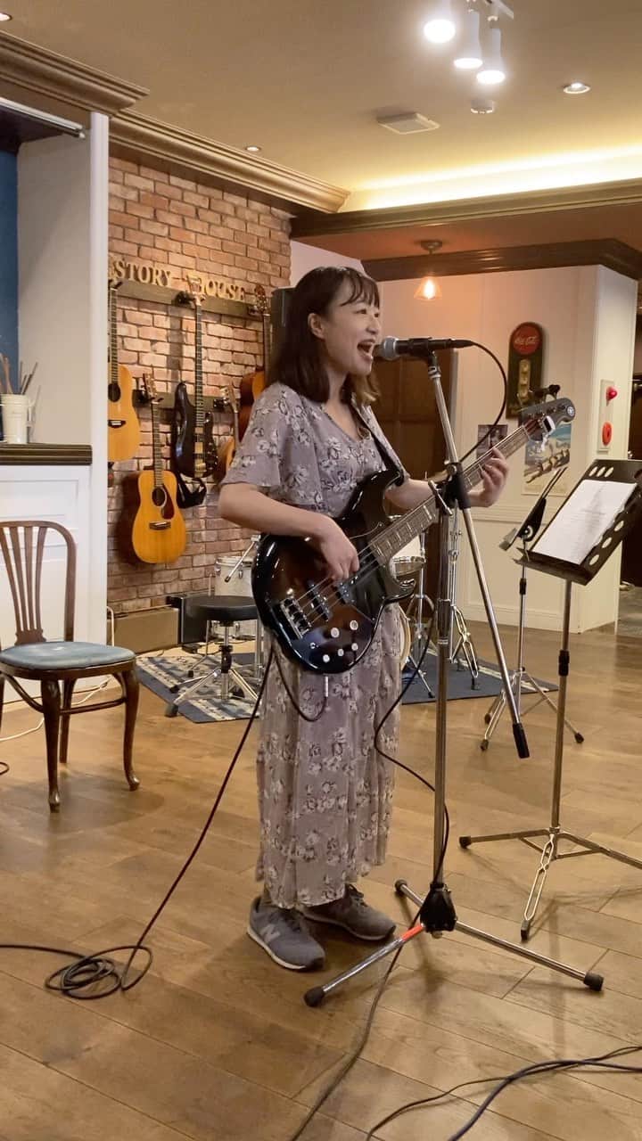 OKAPYのインスタグラム：「. 2023.9.3松本市ストーリーハウスカフェ  ♫すとろべりーサンバ  ソロアルバムデビュー前から この曲好き！って言ってくれる声が多くて 本当に嬉しい気持ちでいっぱい🍓 私のインスト曲アイランドもそうですが ラテン系って本当楽しいんだよねぇ🥹❤️」