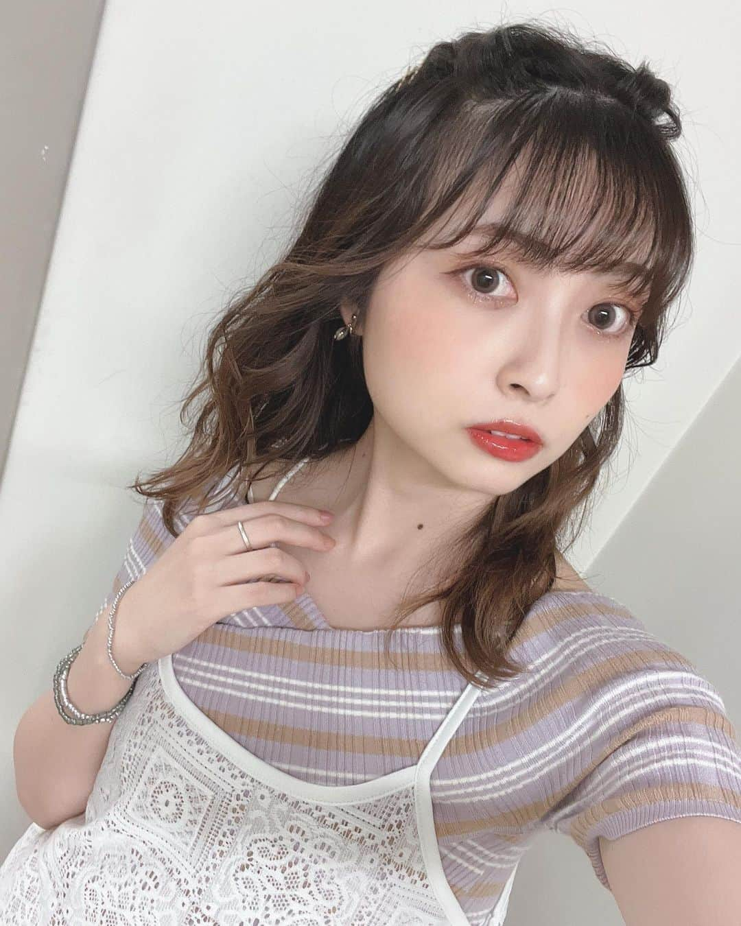 吉岡茉祐のインスタグラム：「day3 2部！  急遽亜咲花ちゃんにアクセサリー借りたり、衣装変わったりしたんだけども。  むしろそれが良かったらしい。 みんなありがとう😭  #まいせん #まいせんフェス #吉岡自撮り頑張るってよ」